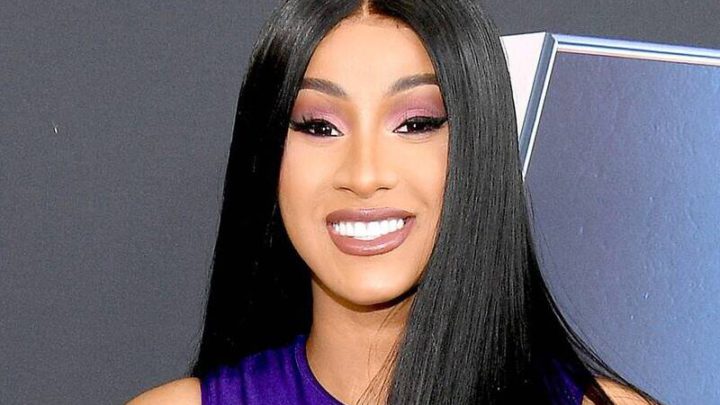 Cardi B posa totalmente desnuda