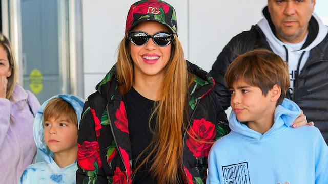 Junto a sus hijos Milan y Sasha, Shakira ha llegado por fin a su natal Colombia.