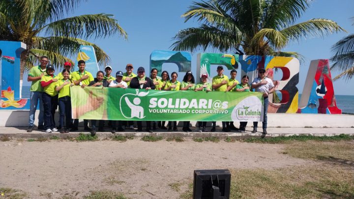 Supermercados La Colonia, ejemplo de responsabilidad social con limpieza en playa ceibeña.