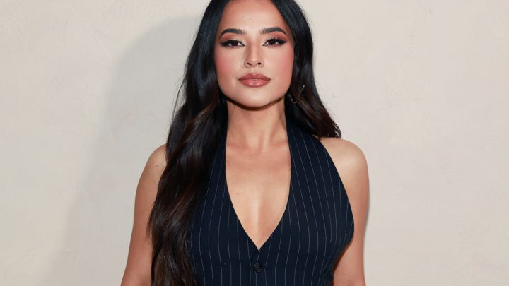 BECKY G ROBA MIRADAS CON UN SEXY ESCOTE