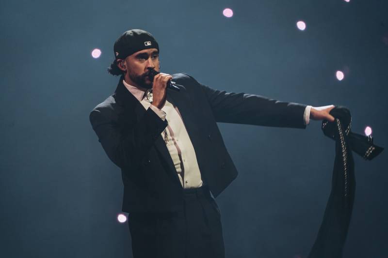 Bad Bunny 34 qut 800x533 1 - Bad Bunny arranca “DeBÍ TiRAR MÁS FOToS” y sorprende al mundo