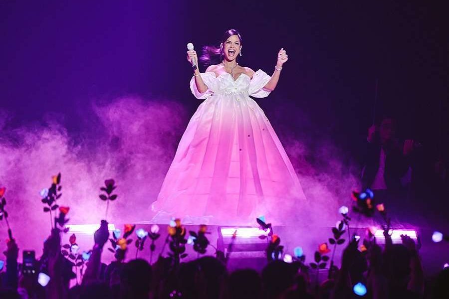 NATTI NATASHA REVELA EN PREMIOS JUVENTUD QUE ESPERA OTRA NIÑA