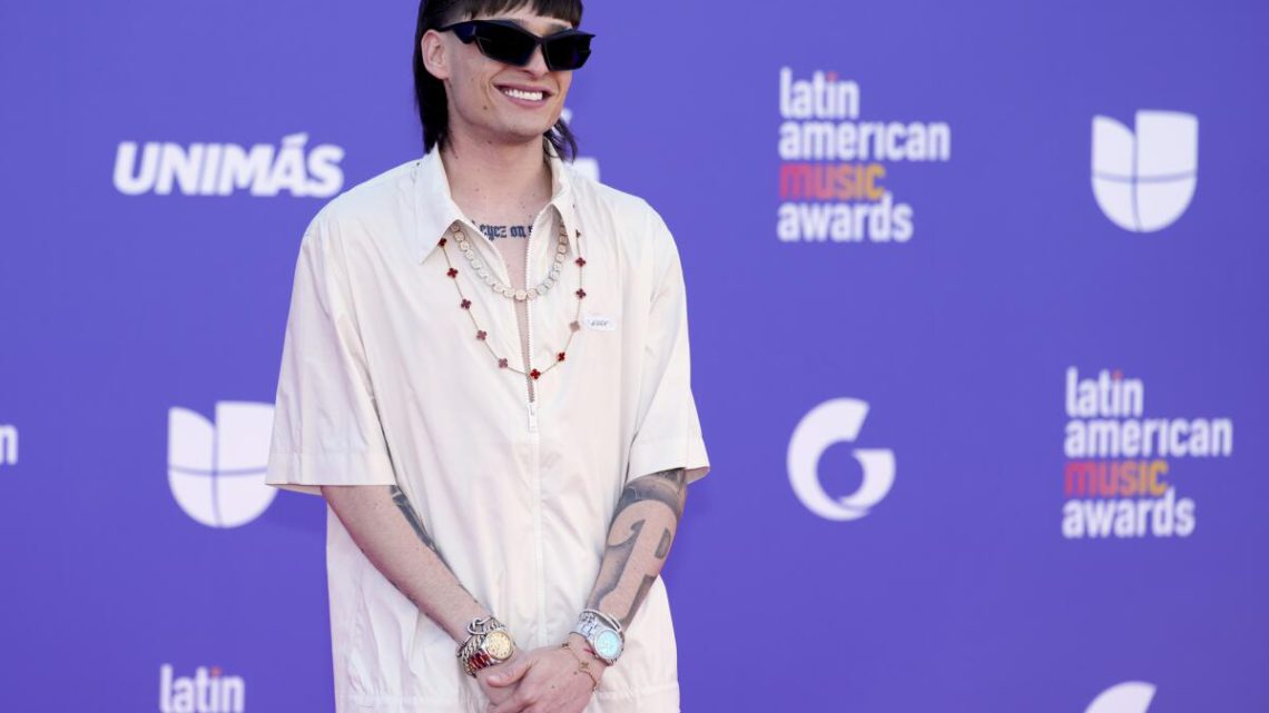 PESO PLUMA RECIBIRA UN BILLBOARD Y CANTARA EN LA PREMIACION