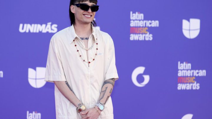 PESO PLUMA RECIBIRA UN BILLBOARD Y CANTARA EN LA PREMIACION