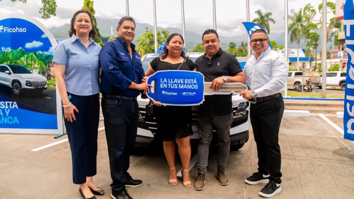 Ficohsa entrega el primer vehículo de la promoción “Deposita, Suma y Arranca”