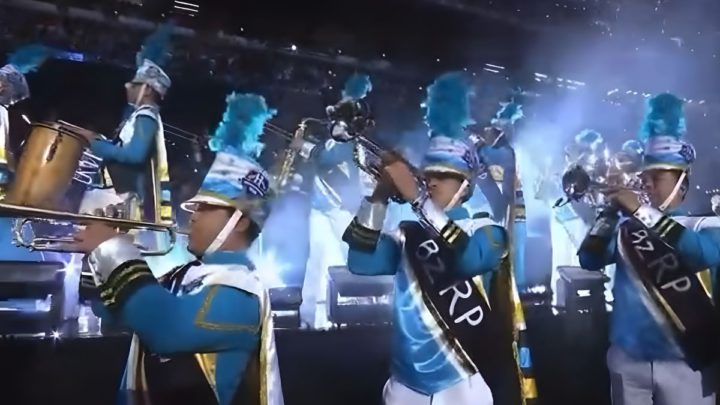BANDA HONDUREÑA HACE HISTORIA EN MADRID AL SALIR EN EL SHOW DE LA NFL CON DADDY YANKEE Y BIZARRAP