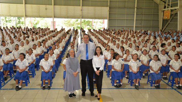 Una oportunidad que marca vidas: 721 niñas culminan su formación con el programa ASUME, con el apoyo de Claro Honduras