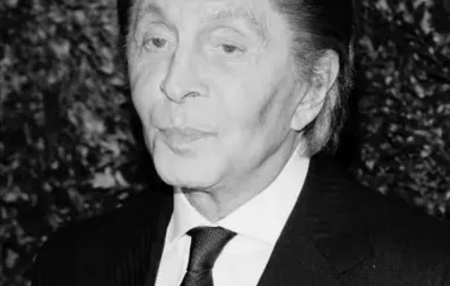 Muere el diseñador Valentino Garavani, quien vistió a celebridades como Jennifer Lopez y Elizabeth Taylor.