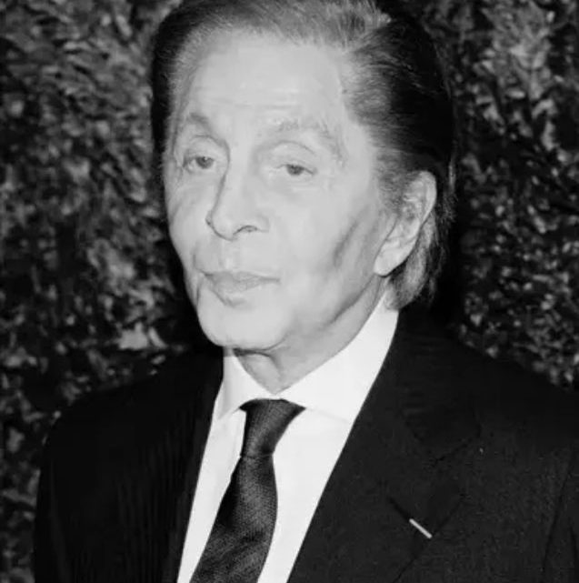 Muere el diseñador Valentino Garavani, quien vistió a celebridades como Jennifer Lopez y Elizabeth Taylor.