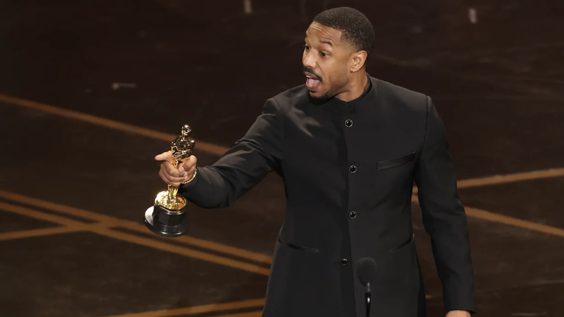 “Me da una triple con queso”: Michael B. Jordan celebra su primer Oscar con una hamburguesa y firma de autógrafo