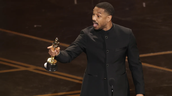 “Me da una triple con queso”: Michael B. Jordan celebra su primer Oscar con una hamburguesa y firma de autógrafo