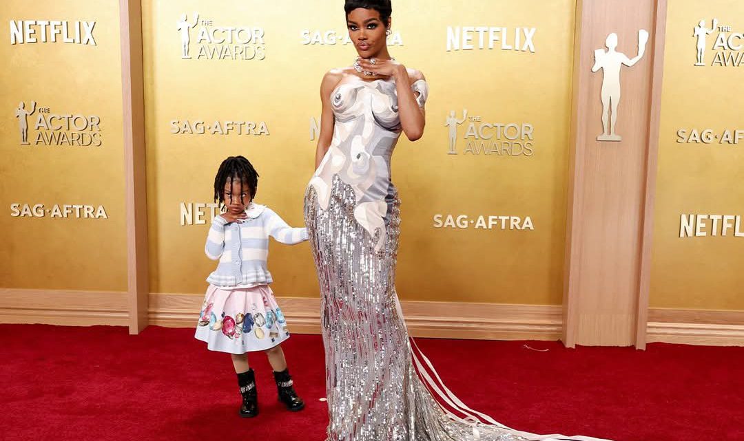 La hija de Teyana Taylor roba miradas al acomodarle el vestido en plena alfombra roja de los Actors Awards