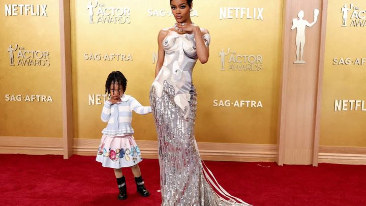 La hija de Teyana Taylor roba miradas al acomodarle el vestido en plena alfombra roja de los Actors Awards