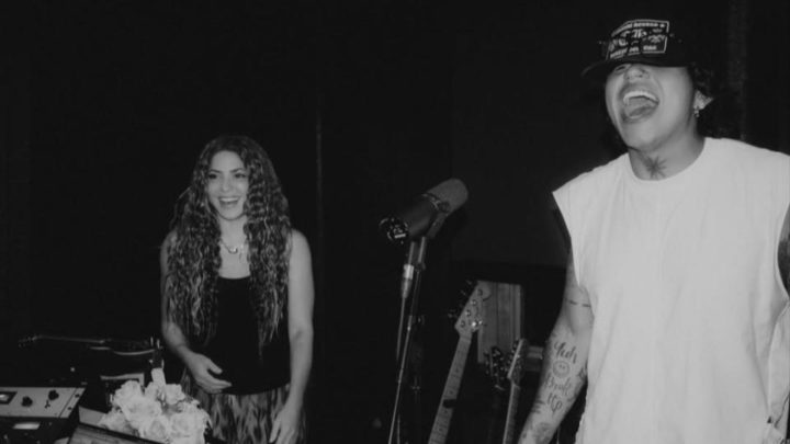 Shakira y Beéle Entre risas y estudio por «Algo Tú»