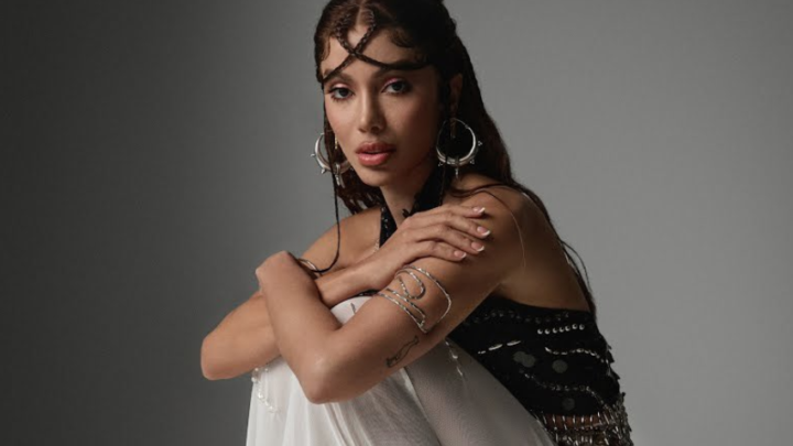 Anitta enciende el escenario de Saturday Night Live con el debut en vivo de «Choca Choca»