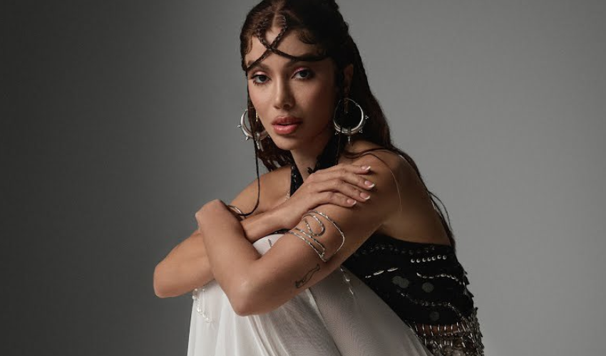 Anitta enciende el escenario de Saturday Night Live con el debut en vivo de «Choca Choca»