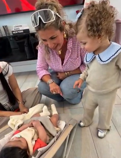 Aiunii desata risas en familia con inesperada frase al conocer a su primo