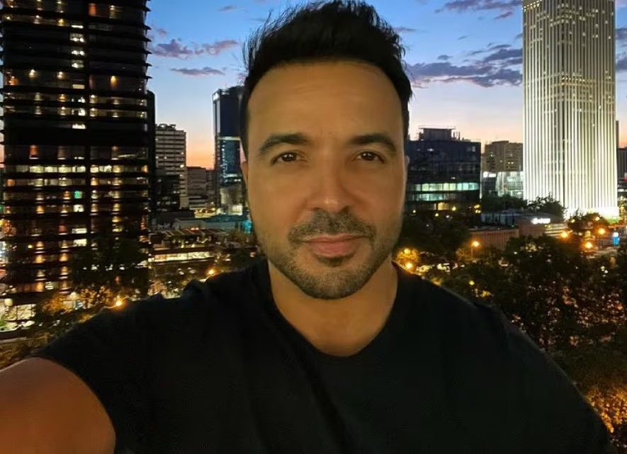 Luis Fonsi se hace pasar por Ricky Martin en taxi y el momento se vuelve viral