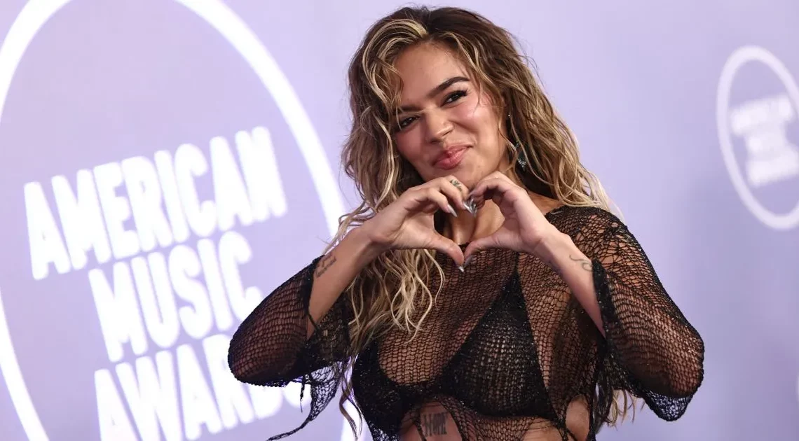 Karol G hace historia en los AMAs 2026: Actuación estelar y dos grandes galardones