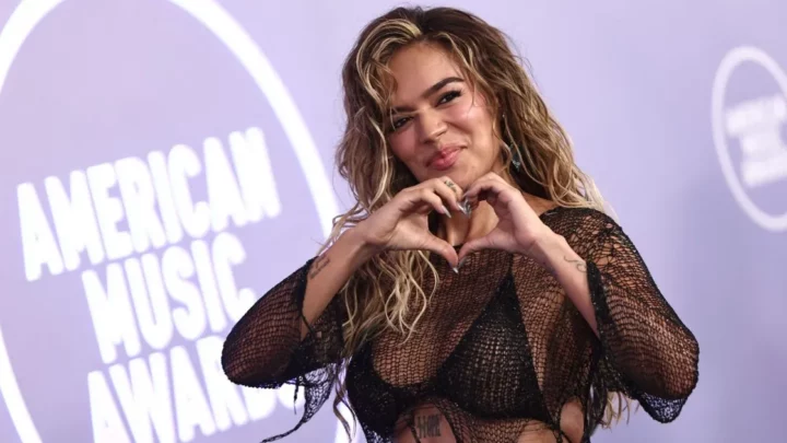 Karol G hace historia en los AMAs 2026: Actuación estelar y dos grandes galardones