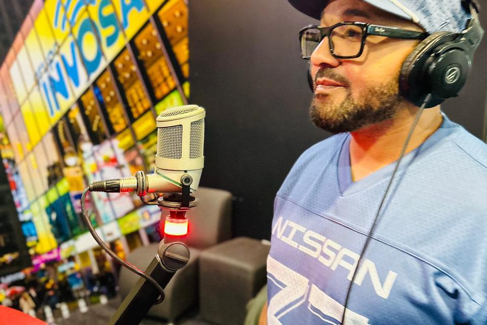Raymond de la Cruz presentó «Roto el Corazón» en Top 107.7 y anuncia grabación de video en Roatán