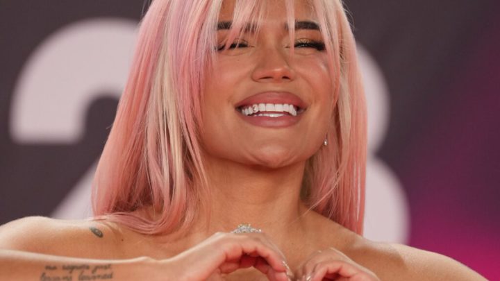 Karol G rompe el silencio y envía mensaje al nuevo presidente de Colombia