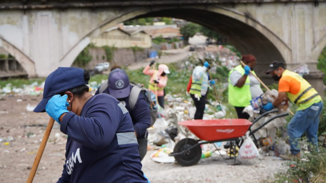 AMDC retira 75 toneladas de desechos sólidos durante megaoperativo de limpieza en campo Motagua y bajos del puente Carías